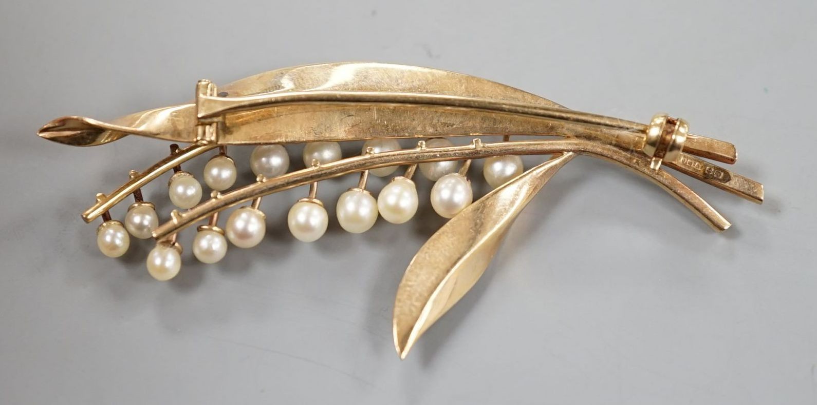 A modern 9ct gold and cultured pearl set spray brooch, 6cm, gross weight 6.7 grams.